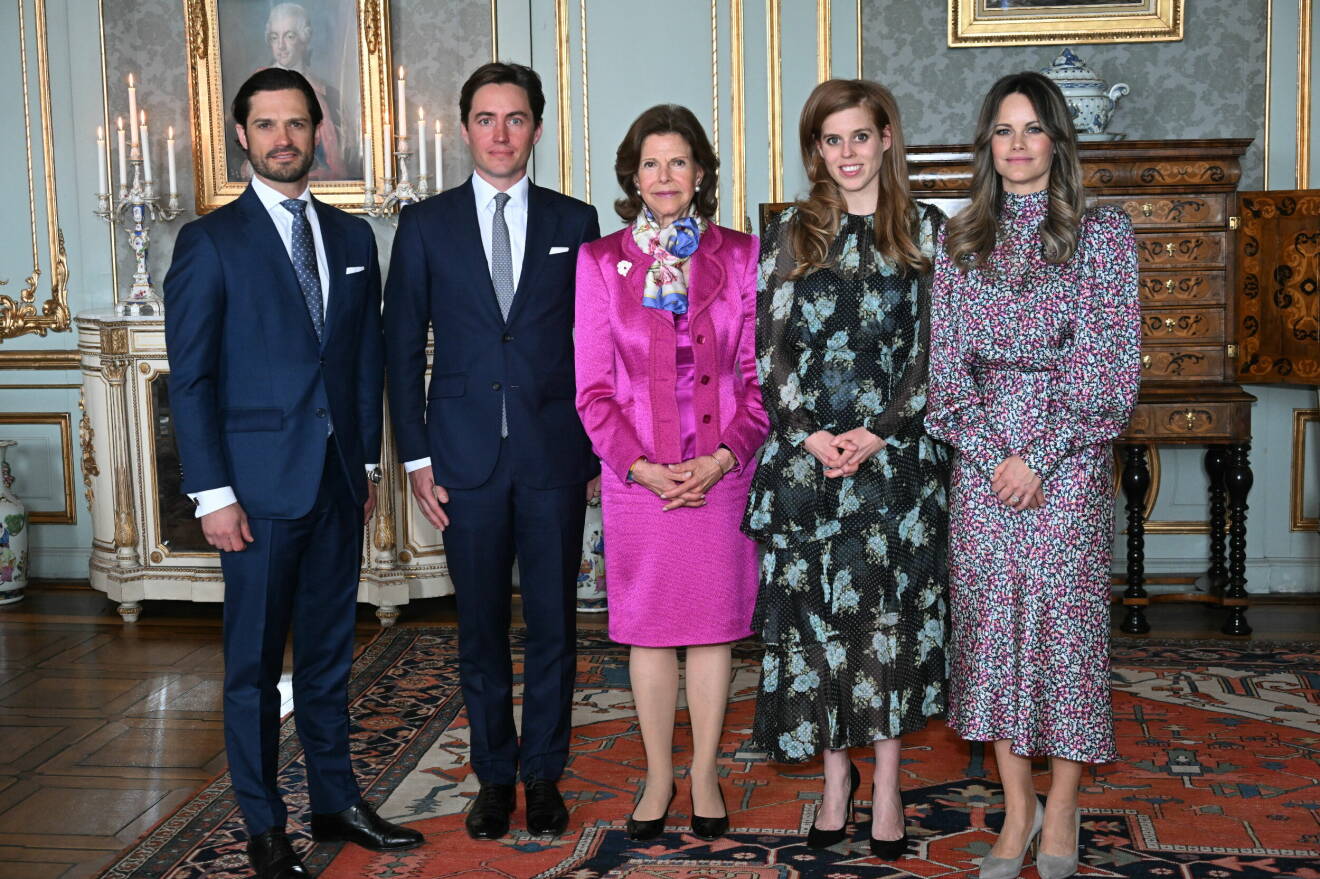Prins Carl Philip, drottning Silvia och prinsessan Sofia samt prinsessan Beatrice med maken Edoardo Mapelli Mozzi poserar för ett gruppfoto i samband med Dyslexiforum (World Dyslexia Assembly Sweden) på Stockholms slott.