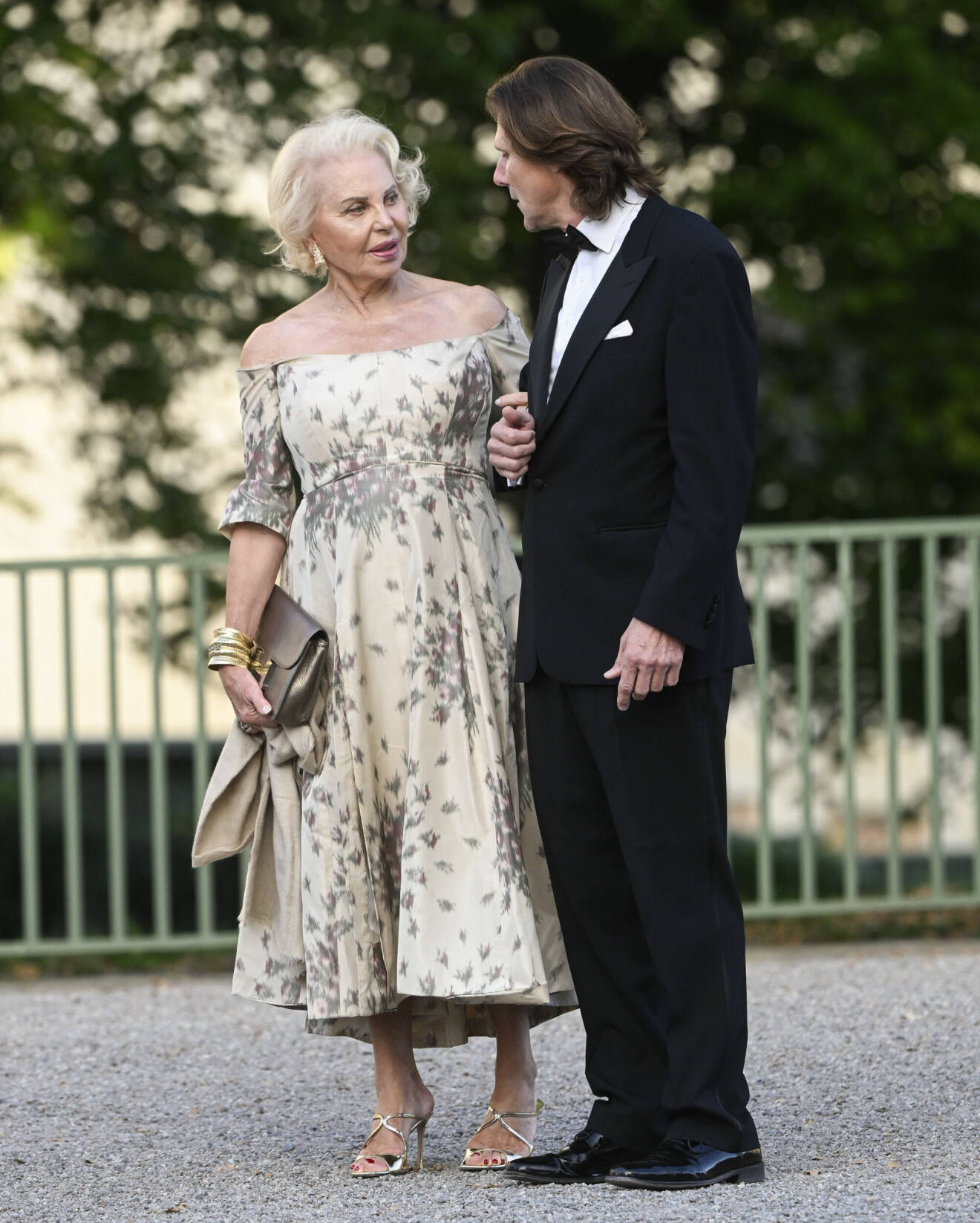 Eva Maria Walter, mamma till Chris O'Niell, anländer till kvällens jubileumsföreställning på Drottningholms slottsteater med anledning av kungens 50-årsjubileum.