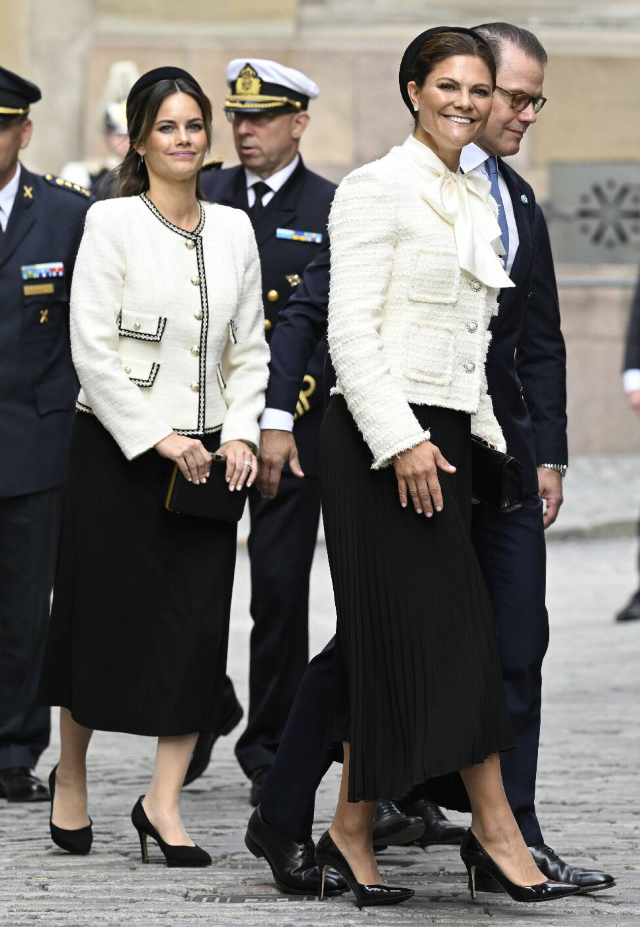 Prinsessan Sofia och kronprinsessan Victoria i vitt inför gudstjänsten i Storkyrkan vid Riksmötet 2023