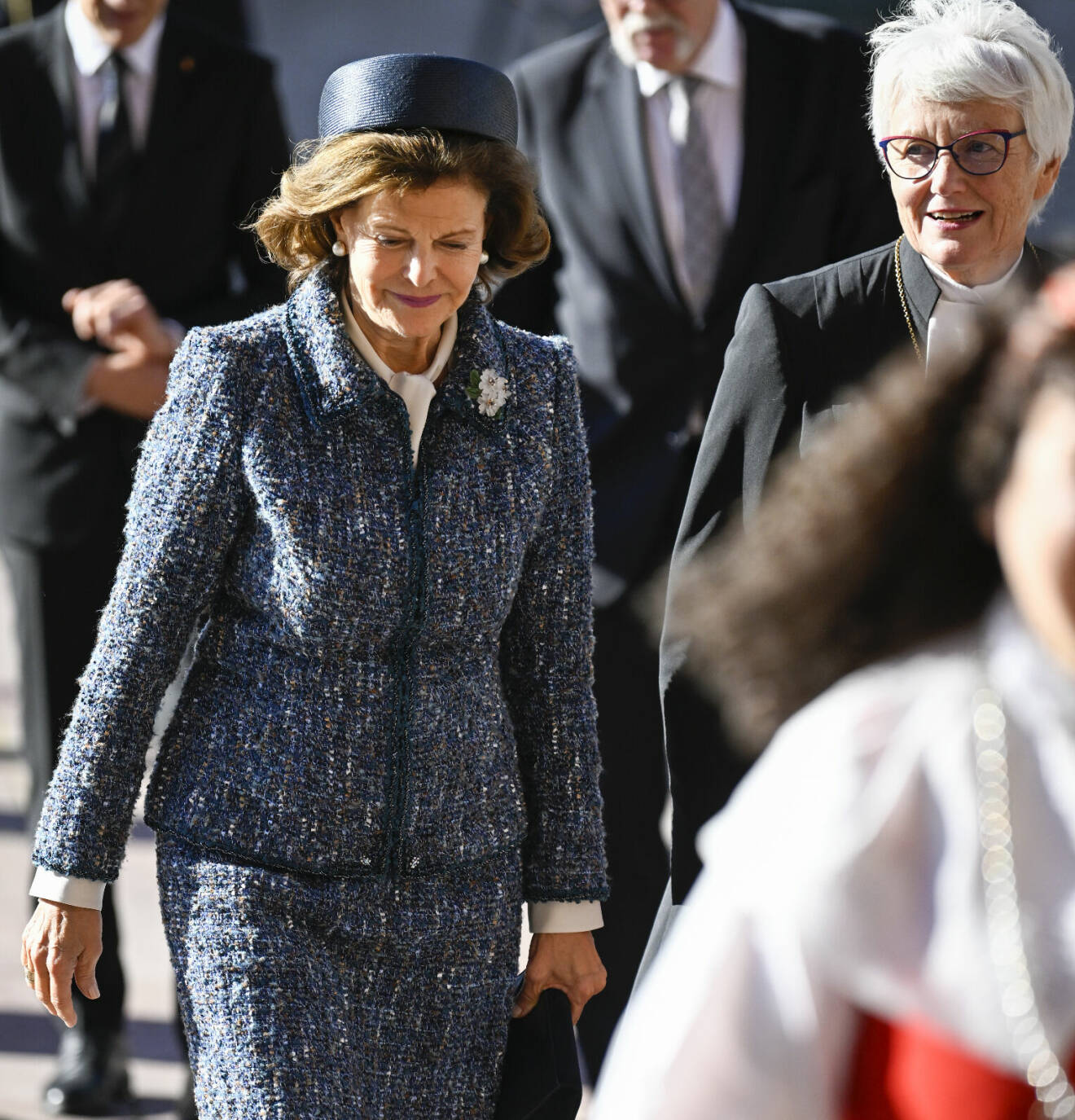 Drottning Silvia i blå dräkt på Kyrkomötet 2022 med ärkebiskop Antje Jackelén