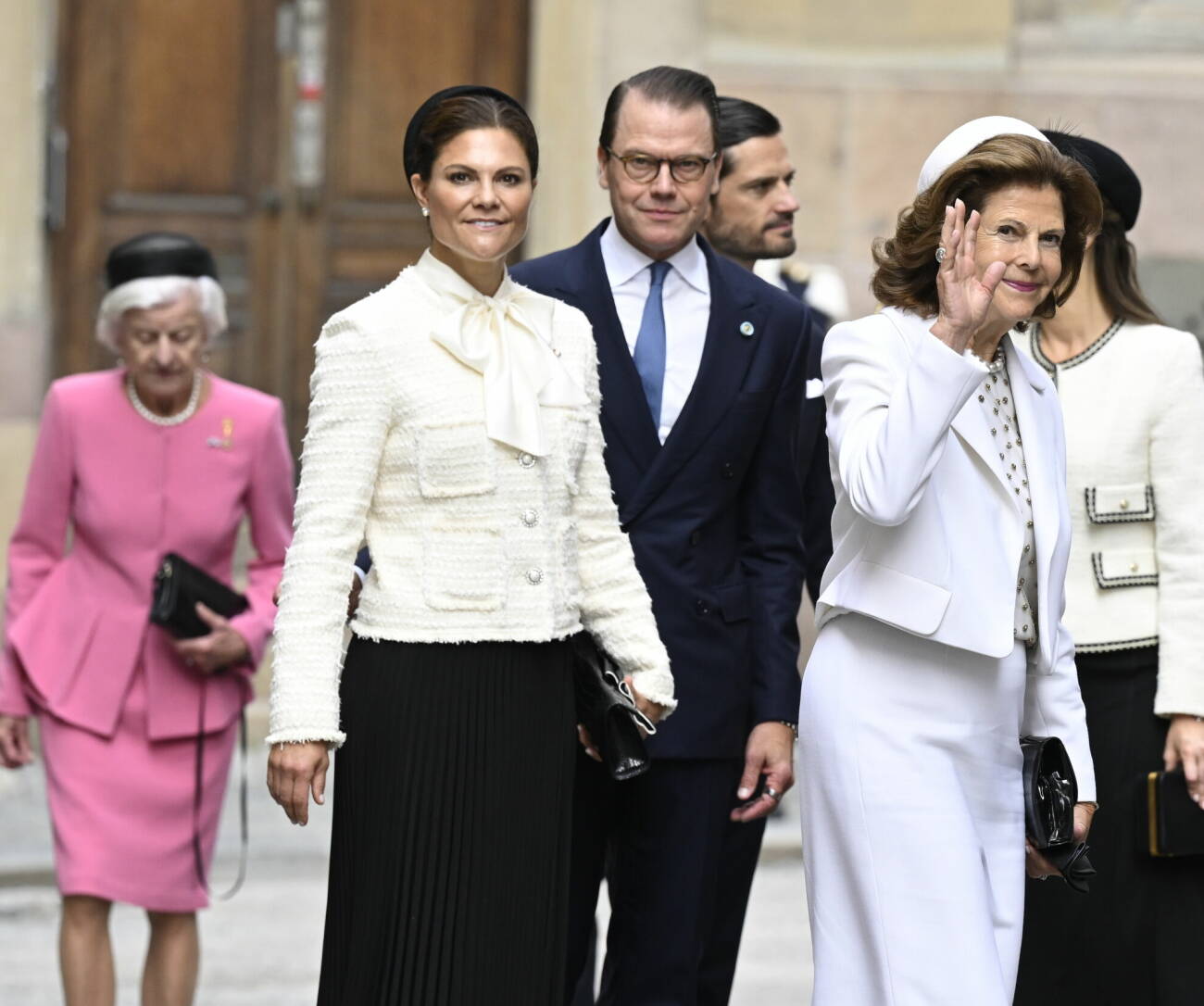 Kronprinsessan Victoria och drottning Silvia i vitt vid Riksmötet 2023