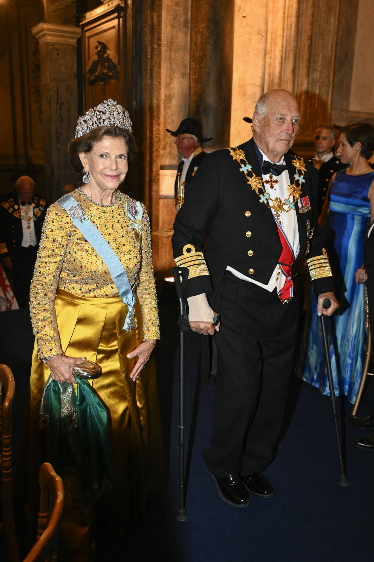Drottning Silvia och kung Harald anländer till jubileumsbankett på Slottet