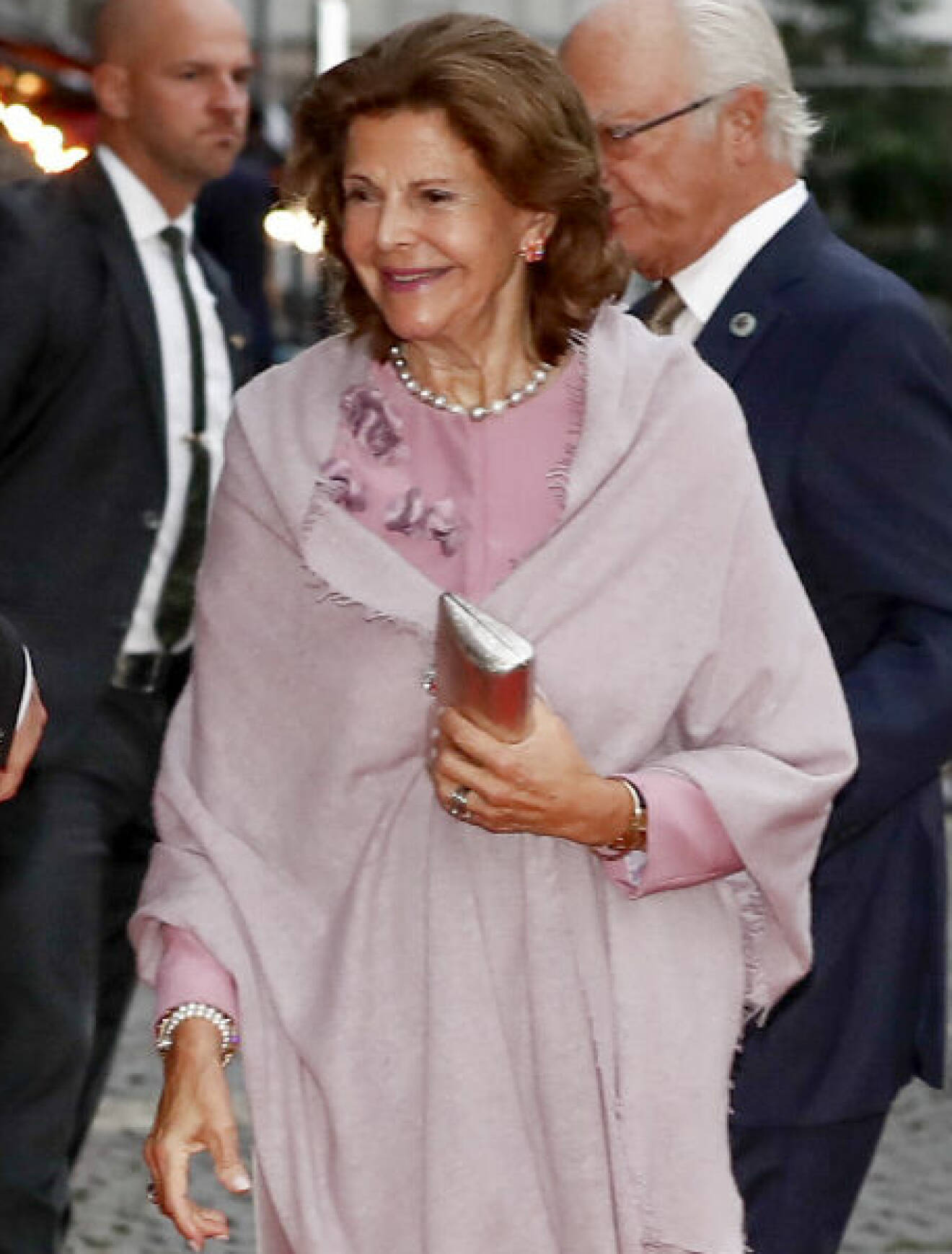 Drottning Silvia i rosa klänning på riksdagens konsert i Stockholms konserthus 2023