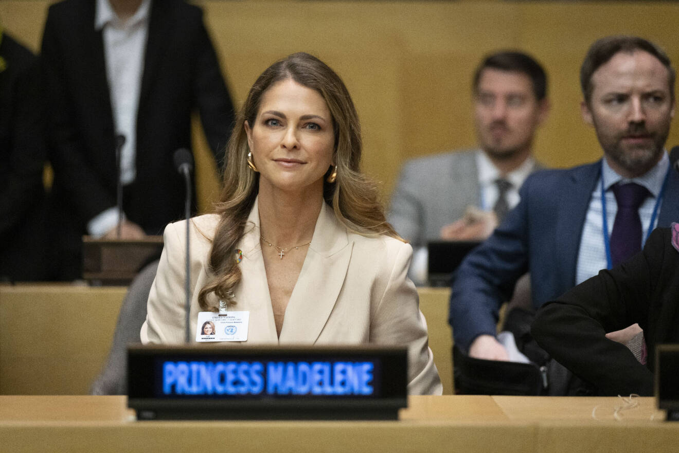 Prinsessan Madeleine sitter bakom en mikrofon under Childhoods möte i FN:s högkvarter i New York