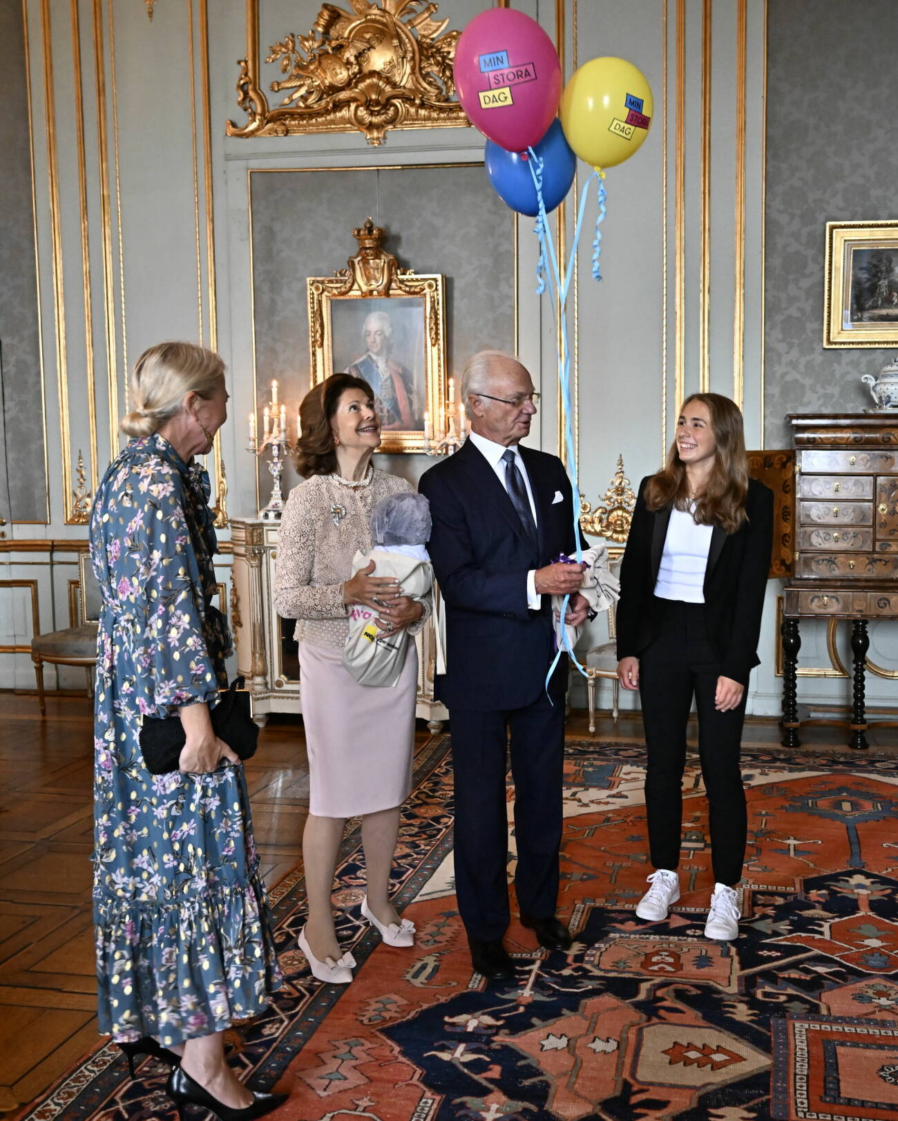 Jennifer McShane (t.v.) och Alva Thunberg från Stiftelsen Min stora dag överlämnar en gåva till till kung Carl Gustaf och Drottning Silvia för att gratulera kungen till 50 år på tronen.