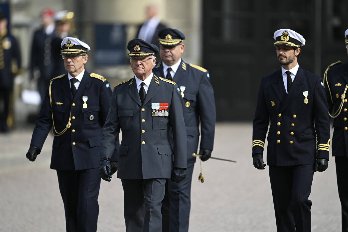 Kung Carl Gustaf och prins Carl Philip under högvaktsavlösningen på yttre borggården på Stockholms slott med anledning av kung Carl XVI Gustafs 50-årsjubileum på tronen.