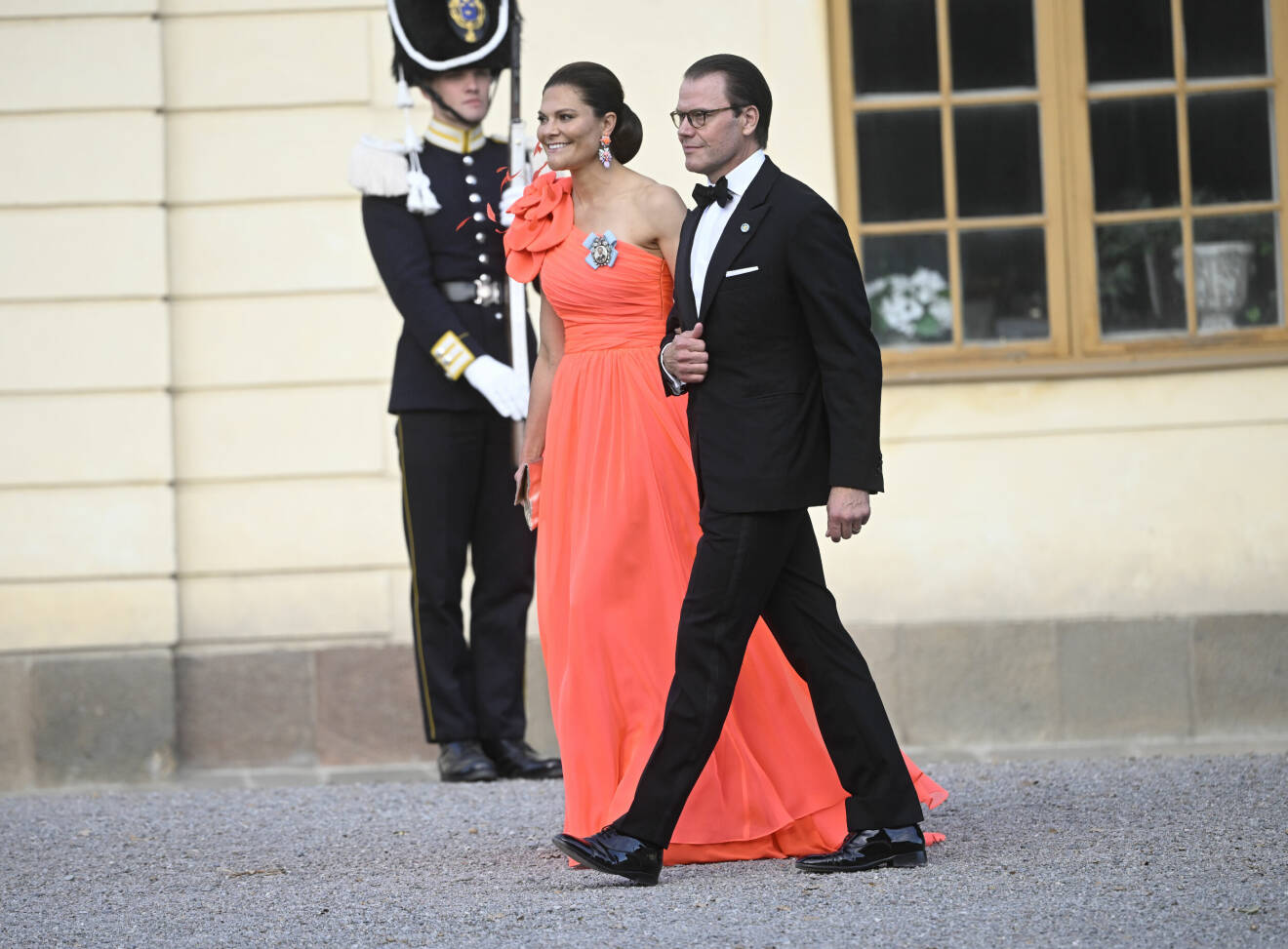 Kronprinsessan Victoria och prins Daniel anländer till kvällens jubileumsföreställning på Drottningholms slottsteater med anledning av kungens 50-årsjubileum.