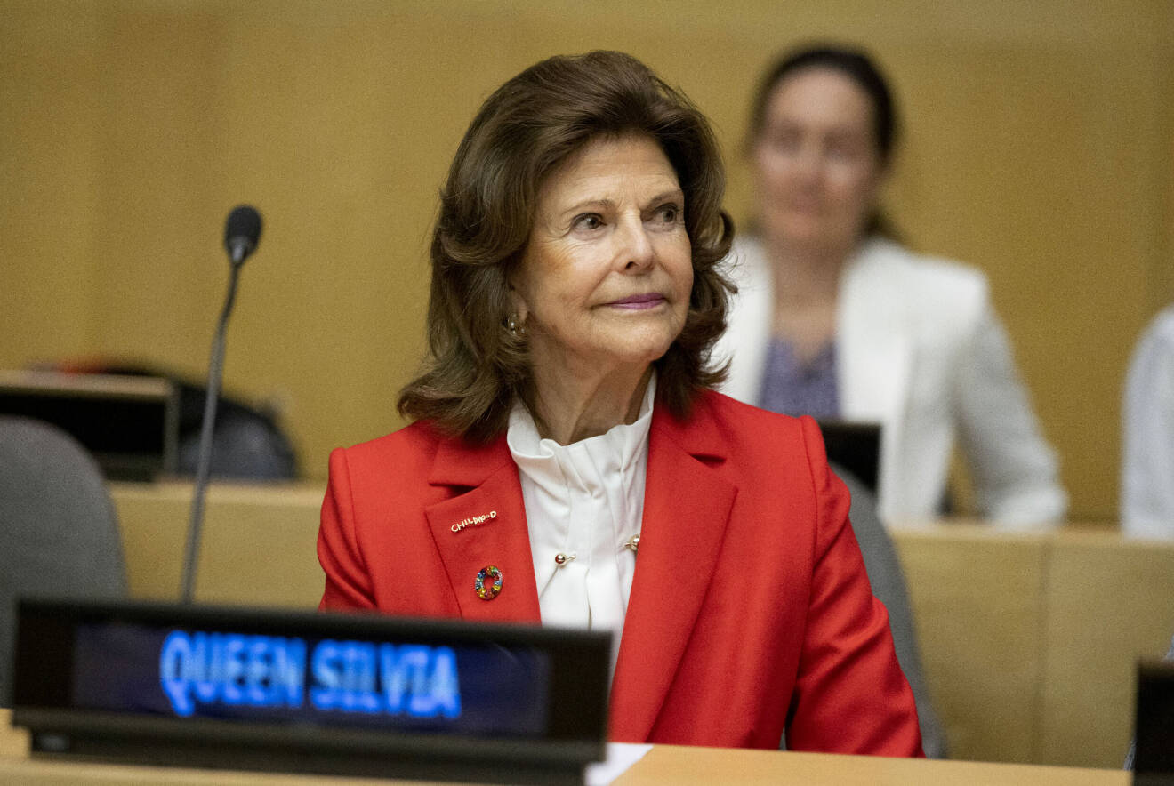 Drottning Silvia sitter bakom en mikrofon under Childhoods möte i FN:s högkvarter i New York
