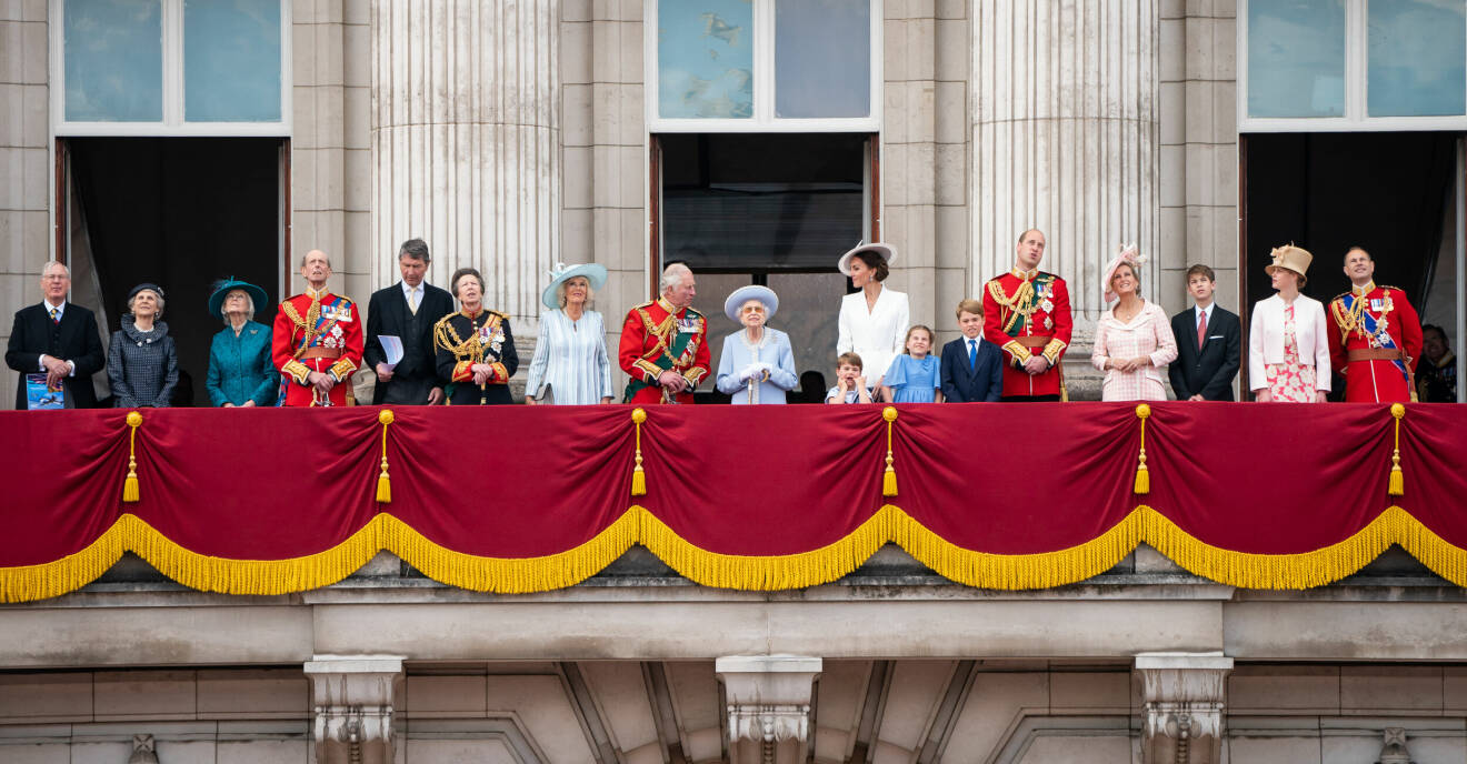 Brittiska kungafamiljen samlad på slottsbalkongen för att fira drottning Elizabeths 70 år på tronen