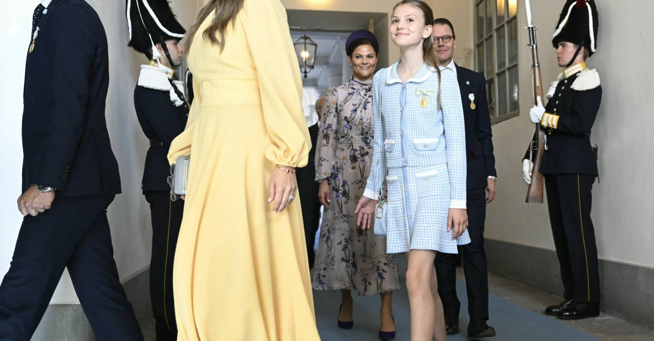 Prinsessan Sofia och prins Carl Philip, kronprinsessan Victoria, prins Daniel, Prinsessan Estelle och prins Oscar anländer till tacksägelsegudstjänsten.