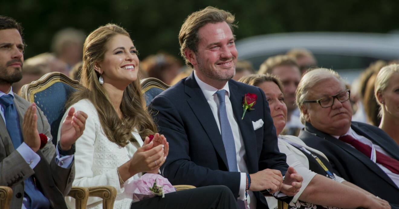 Prinsessan Madeleine och Chris O'Neill ler medan de sitter i publiken på Victoriadagen 2013