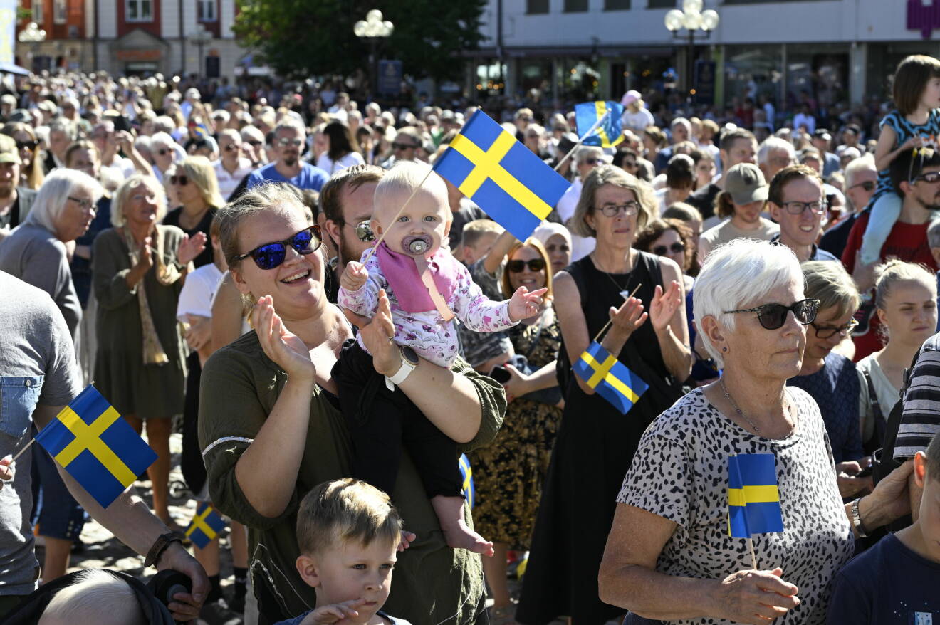 Folkfest på torget i Falun under kungens besök för att fira 50 år på tronen