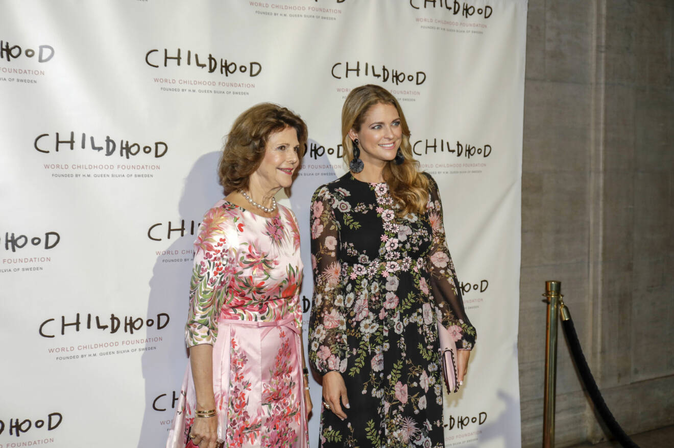 Drottning Silvia och prinsessan Madeleine anländer till Childhoodgala på Cipriani i New York.