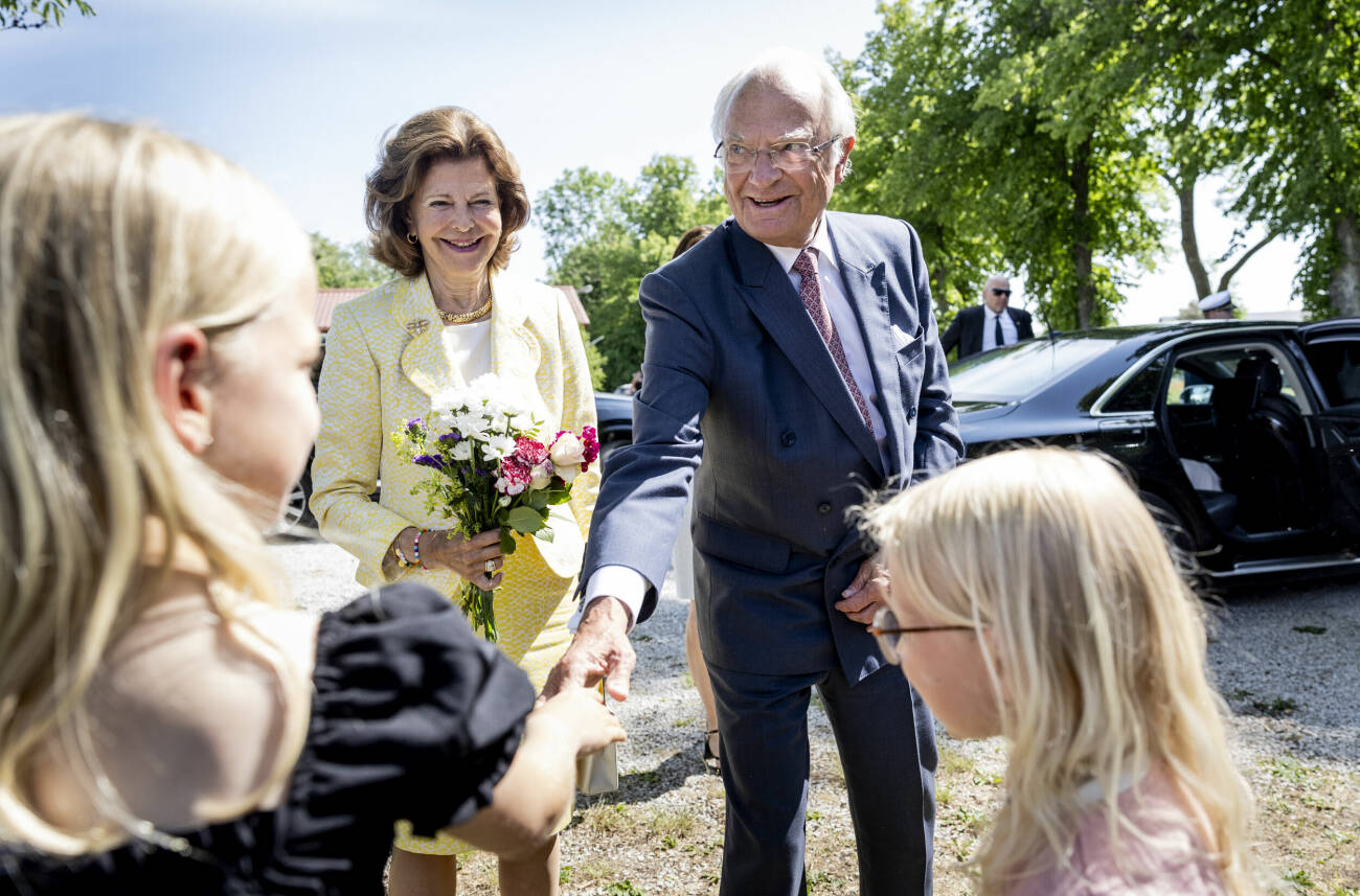 Kungaparet på Svenskbygården i Roma på Gotland – firar kungen 50 år på tronen