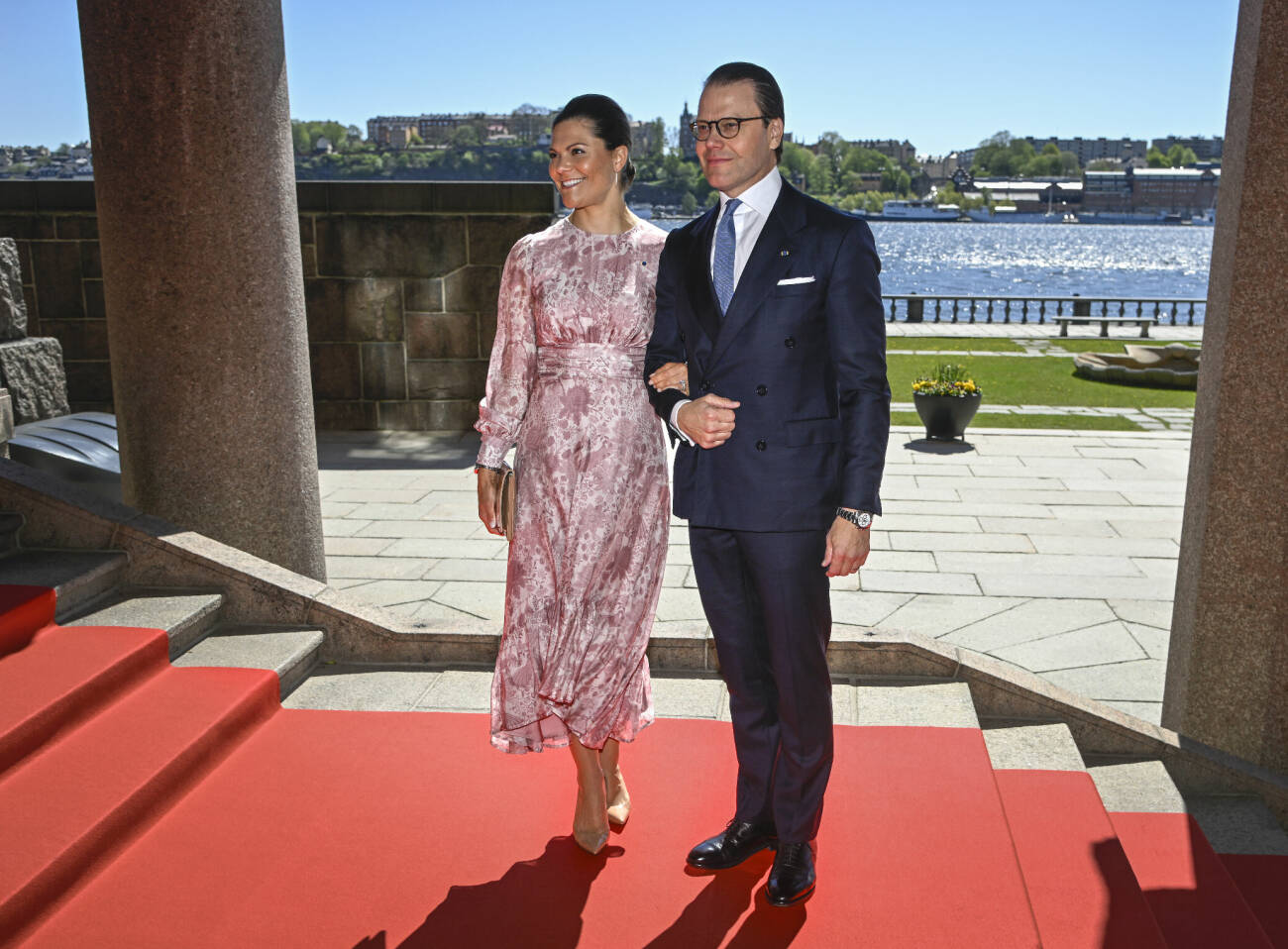 Kronprinsessan Victoria och prins Daniel firar Stockholms stadshus 100 år