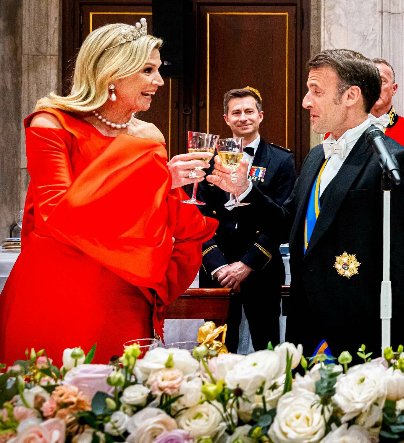 Drottning Máxima skålar med Frankrikes president Emmanuel Macron