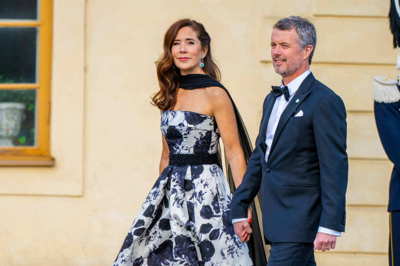 Kronprinsessan Mary och kronprins Frederik håller handen vid Drottningholm