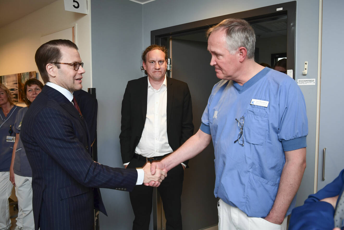 Prins Daniel med överläkare och livmedikus Lars Wennberg