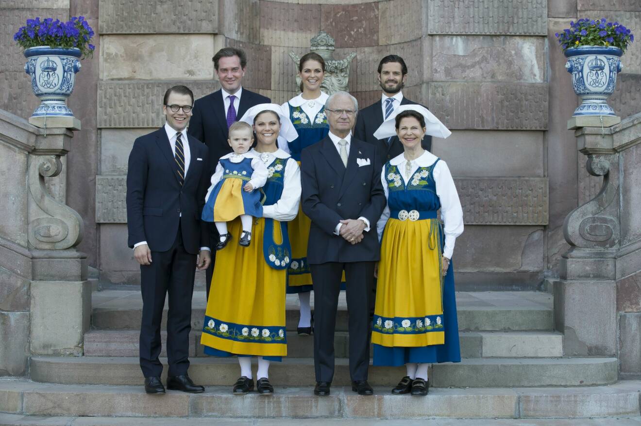 Prins Daniel, Chris O'Neill, prinsessan Madeleine, prins Carl Philip, prinsessan Estelle, kronprinsessan Victoria, kung Carl Gustaf och drottning Silvia ler mot kameran