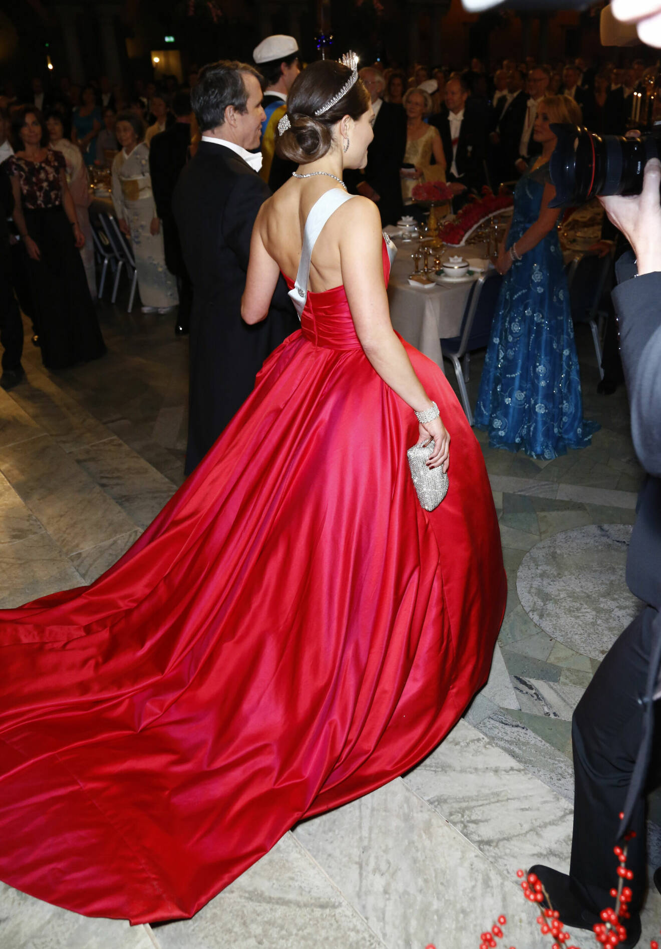 Kronprinsessan Victorias röda Nobelklänning från Nobel 2014 – designer Pär Engsheden