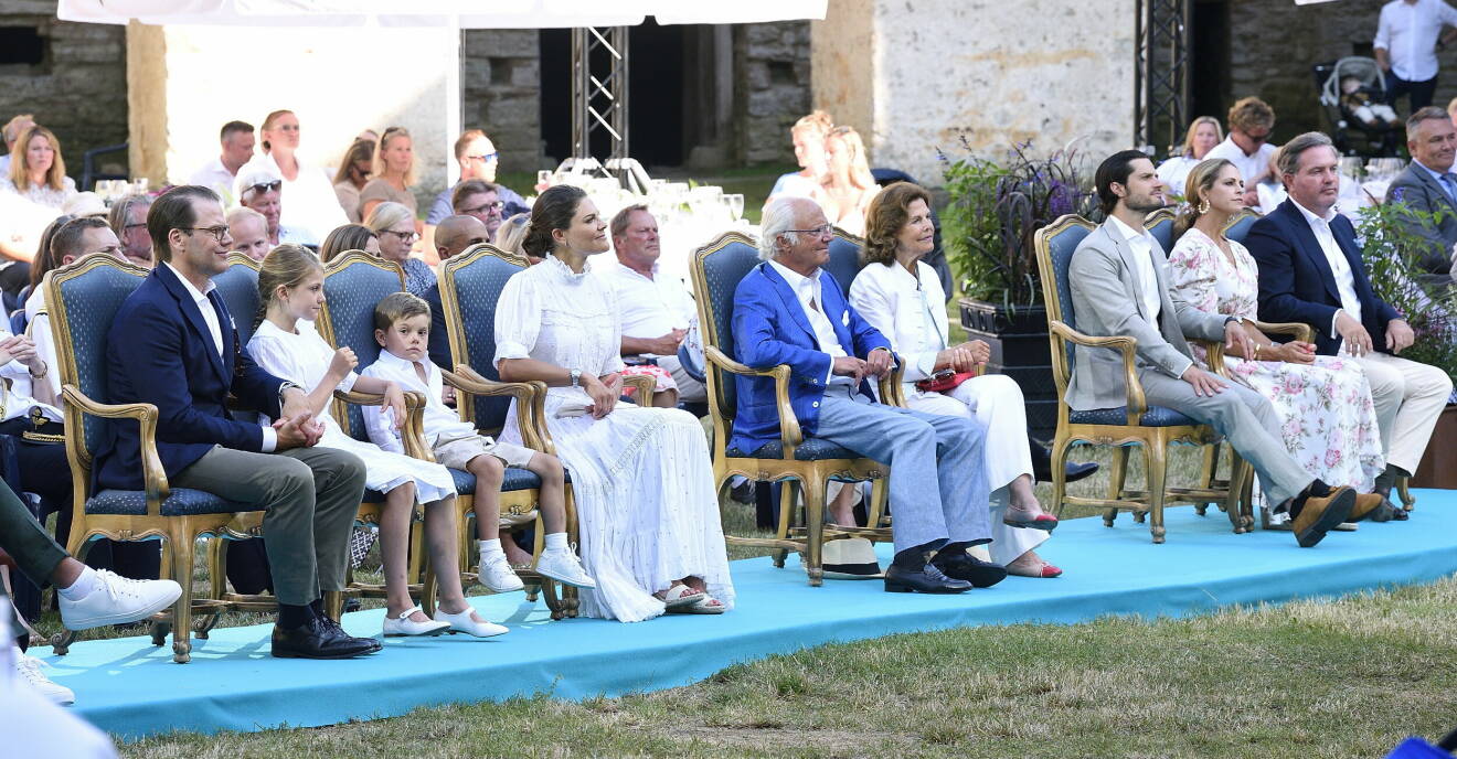 Prins Daniel, prinsessan Estelle, prins Oscar, kronprinsessan Victoria, kung Carl Gustaf, drottning Silvia, prins Carl Philip, prinsessan Madeleine och Christopher O'Neill i samband med firandet av Victoriadagen på Sollidens Slott på Öland, 14 juli 2021.