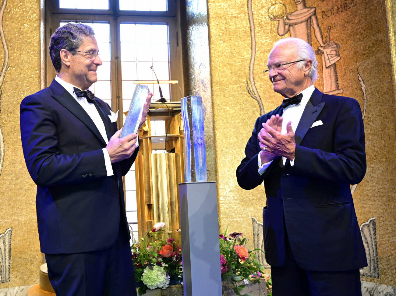 Mottagare av Stockholm Water Prize 2023: Professor Andrea Rinaldo, här med kungen.