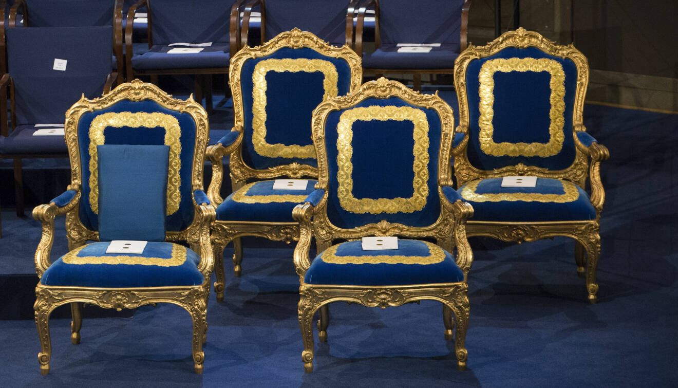 Kungafamiljens tomma stolar inför Nobel i Stockholms konserthus