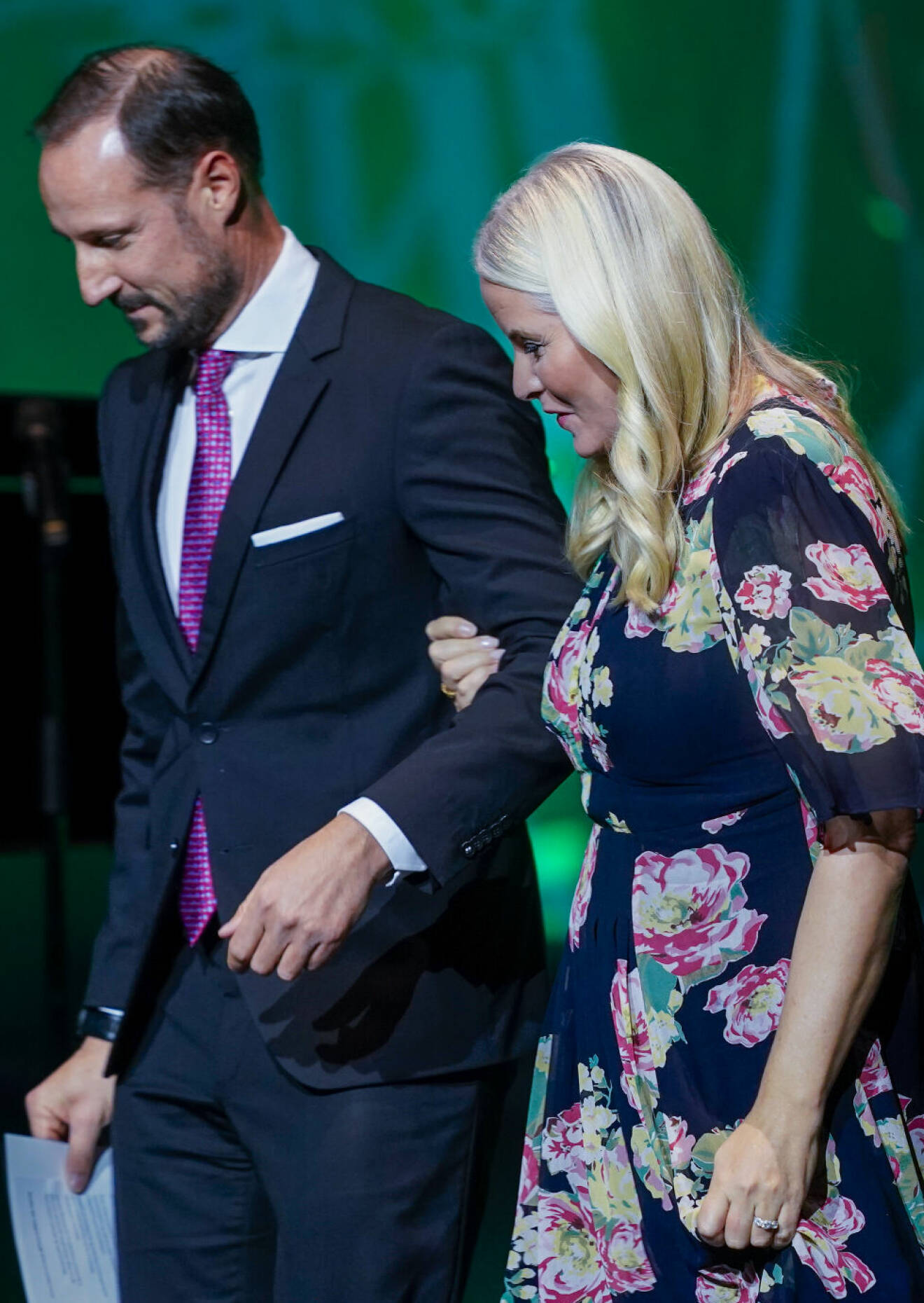 Kronprinsessan Mette-Marit tillsammans med kronprins Haakon vid utdelningen av Nordiska rådets miljöpris 2023