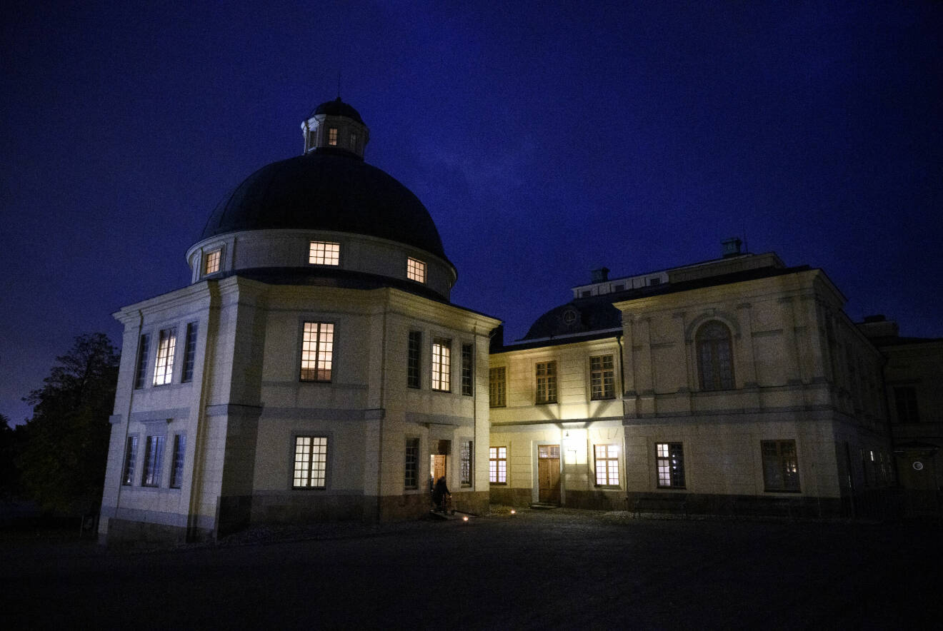 En bild på Drottningholms slottskyrka utifrån