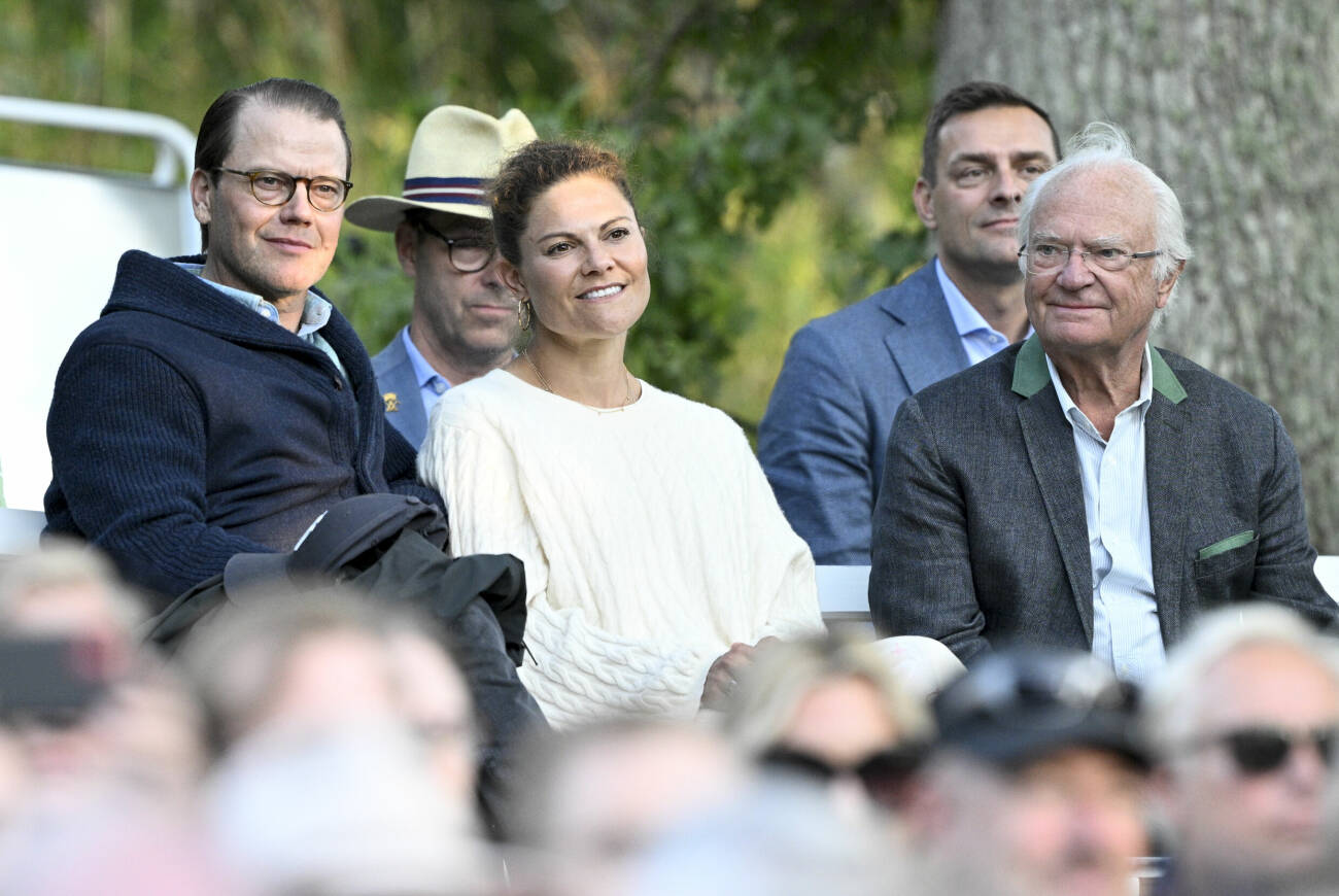 Prins Daniel, kronprinsessan Victoria och kung Carl Gustaf lyssnar på Niklas Strömstedt
