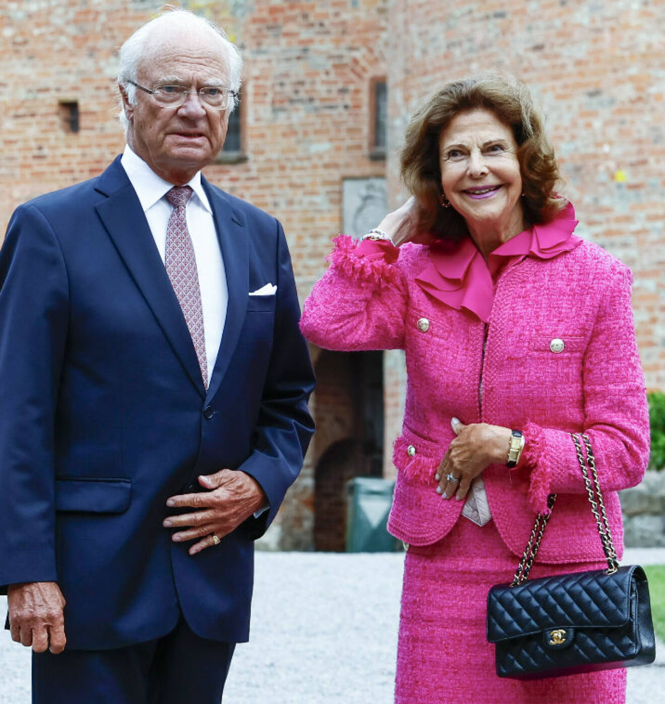 Drottning Silvia i rosa dräkt vid firandet av Gustav Vasa på Gripsholms slott