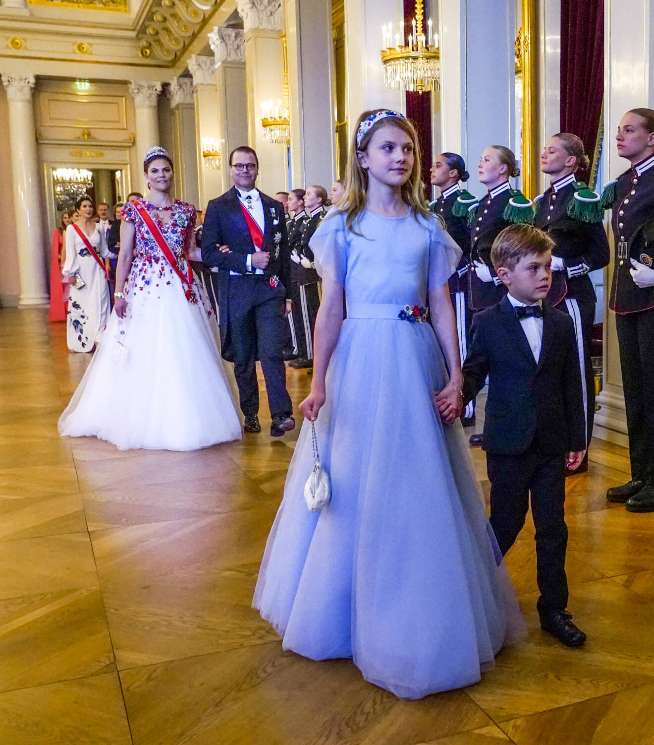 Prinsessan Estelle i ljusblå aftonklänning på slottet i Oslo