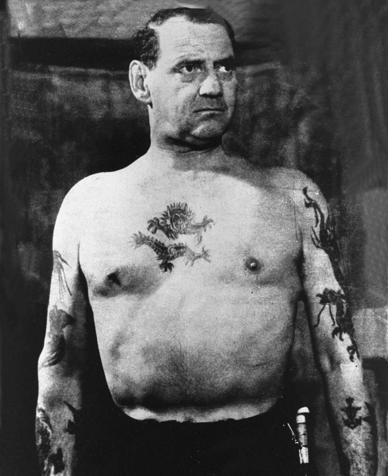 Kung Frederik med bar överkropp och tatueringar