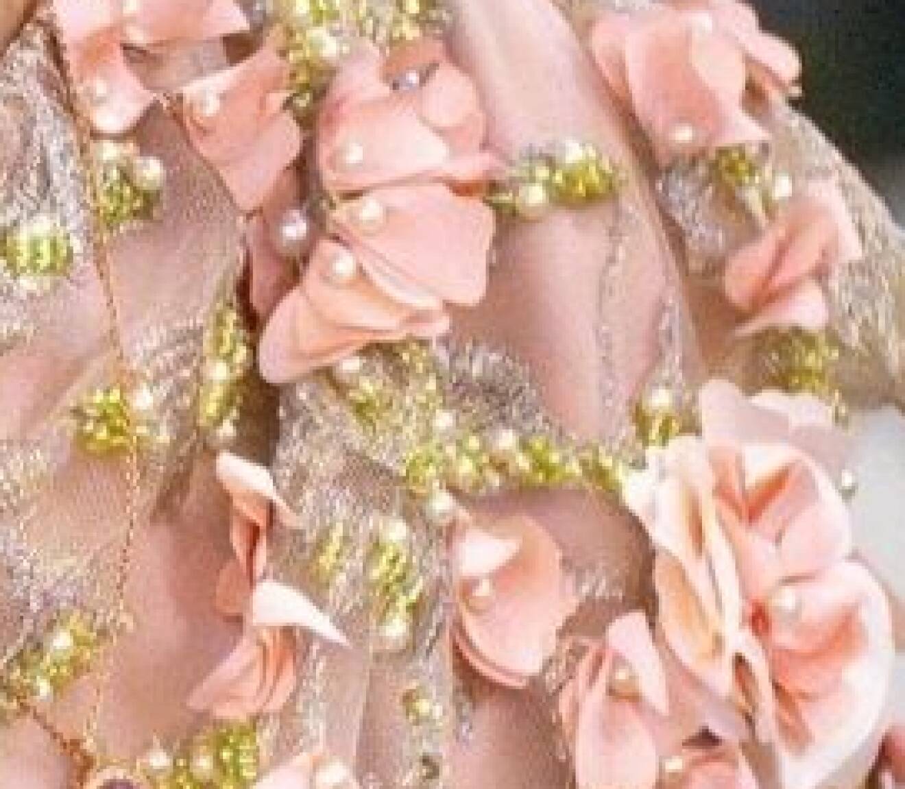 Närbild på den rosa festklänningen som Christer Lindarw gjort till prinsessan Estelle