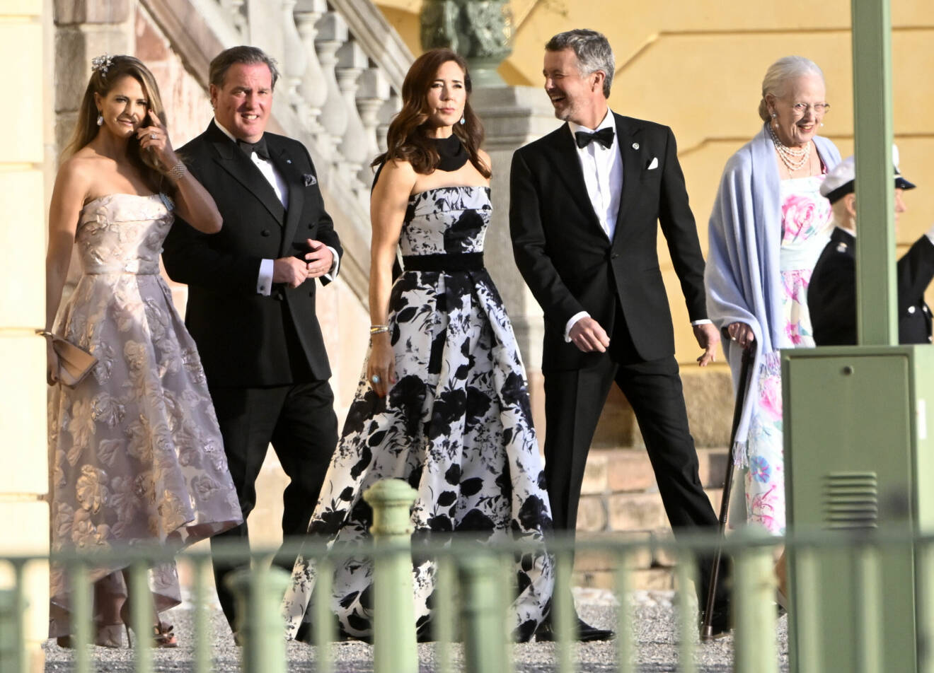 Prinsessan Madeleine, Chris O'Neill, Kronprinsessan Mary, kronprins Frederik och drottning Margrethe anländer till kvällens jubileumsföreställning på Drottningholms slottsteater med anledning av kungens 50-årsjubileum.