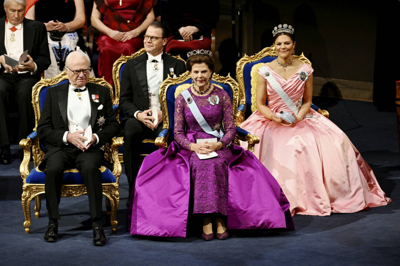 Kung Carl Gustaf, drottning Silvia, prins Daniel och kronprinsessan Victoria under Nobelprisutdelningen i Konserthuset i Stockholm på lördagen.