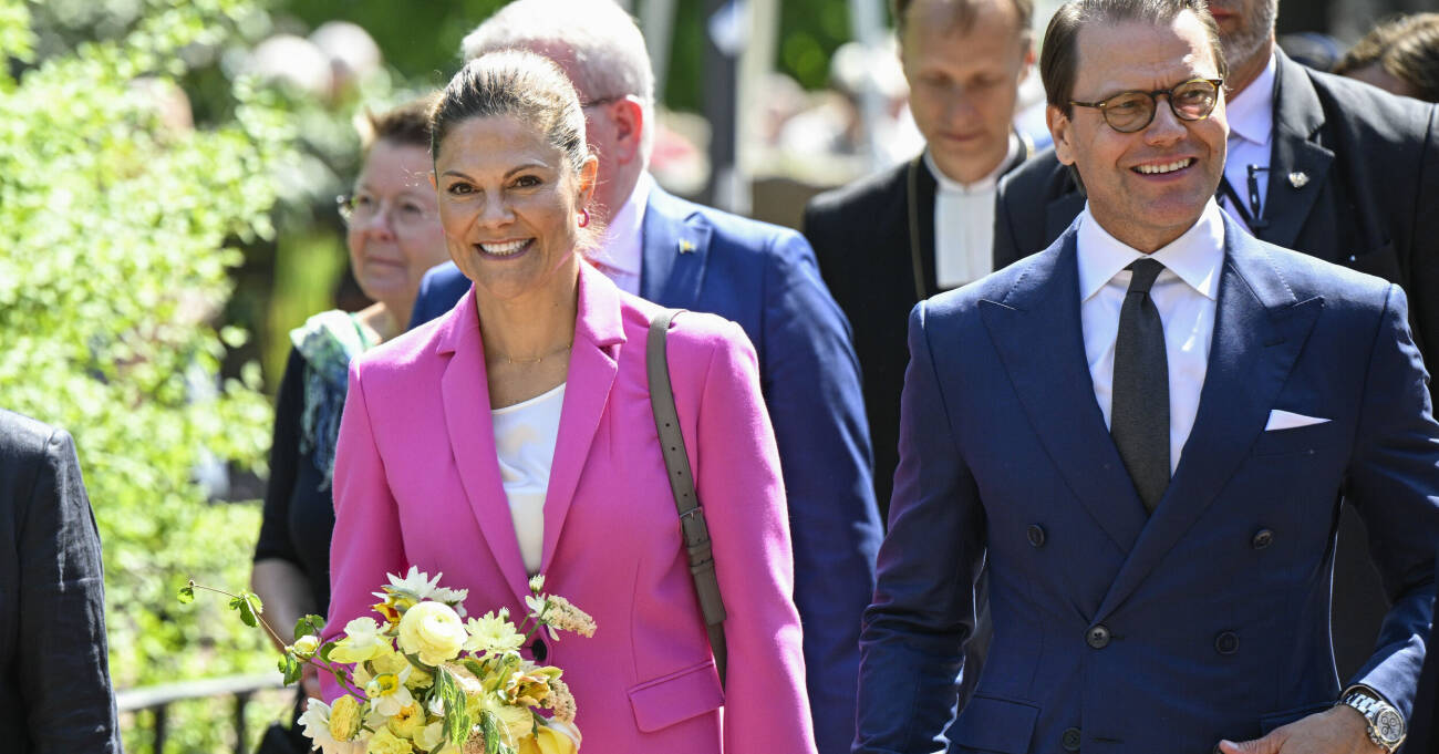 Kronprinsessan Victoria och prins Daniel ler i samband med Rudbeckianska gymnasiets 400 års jubileum