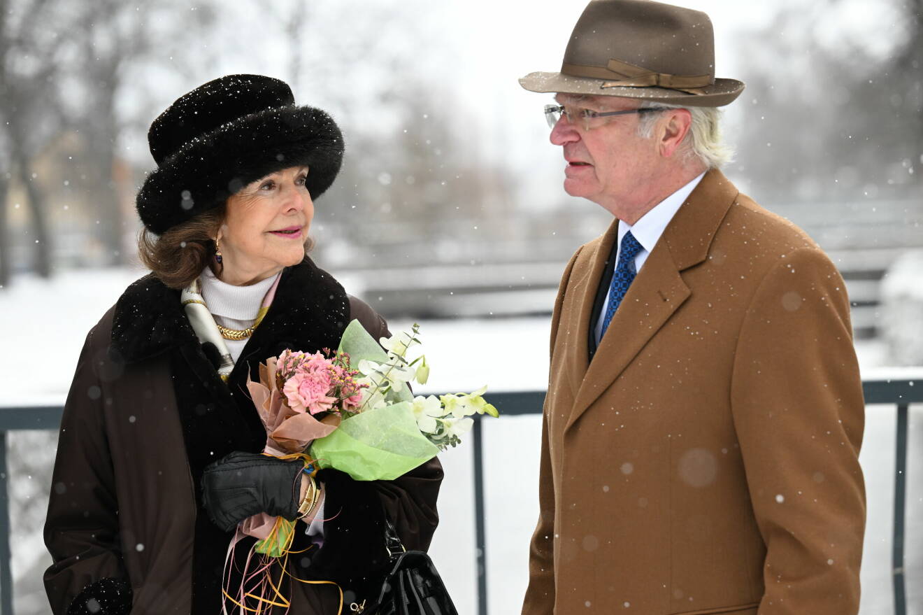 Kung Carl Gustaf och drottning Silvia promenerar från konserthuset till Västerås slott genom Vasaparken. Kung Carl XVI Gustaf firar 50 år på tronen. Med anledning av jubileumsåret besöker Kungen och drottning Silvia samtliga 21 län i Sverige och idag Västmanlands län.