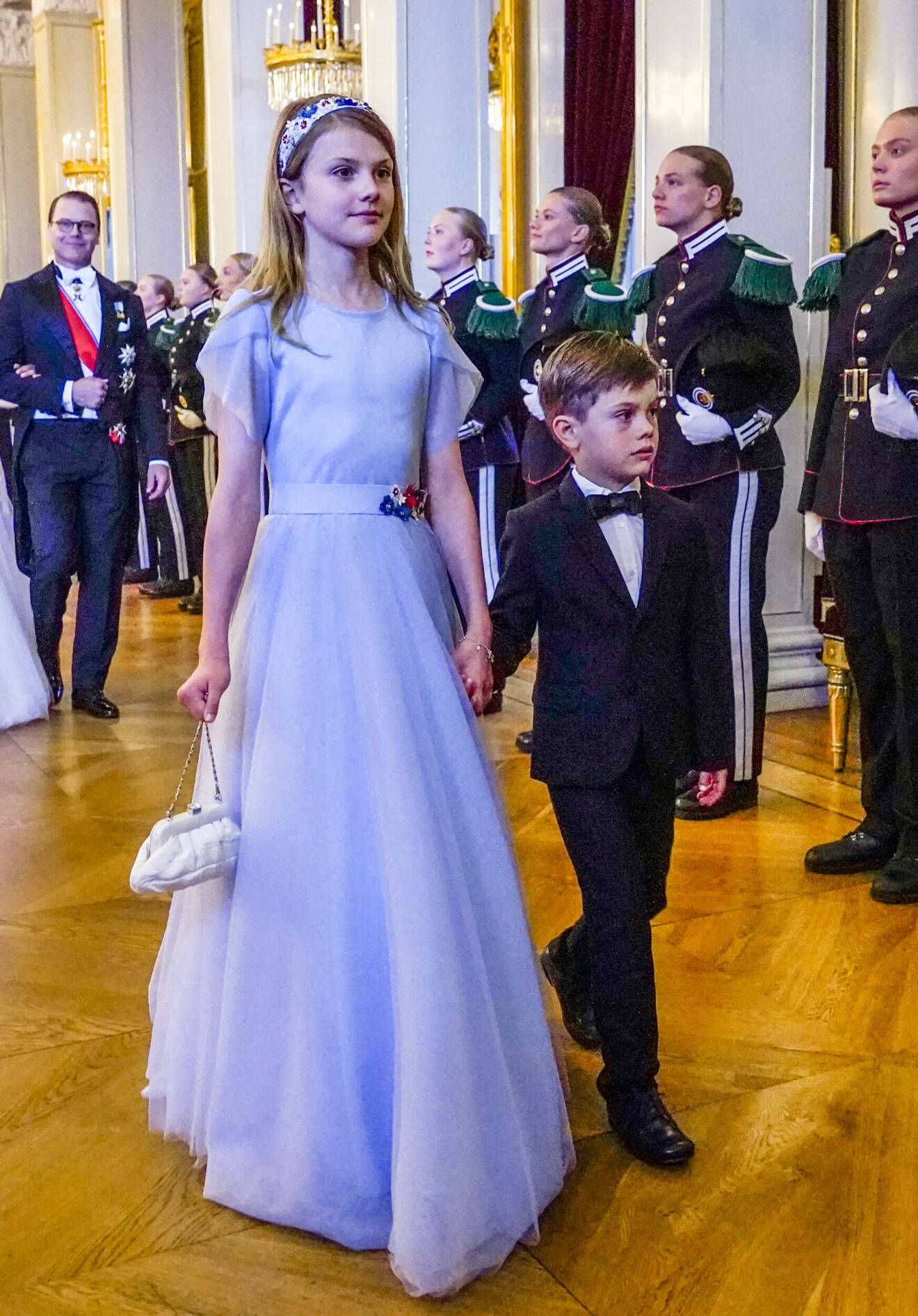 Prinsessan Estelle i ljusblå aftonklänning när Ingrid Alexandra firade sin 18-årsdag