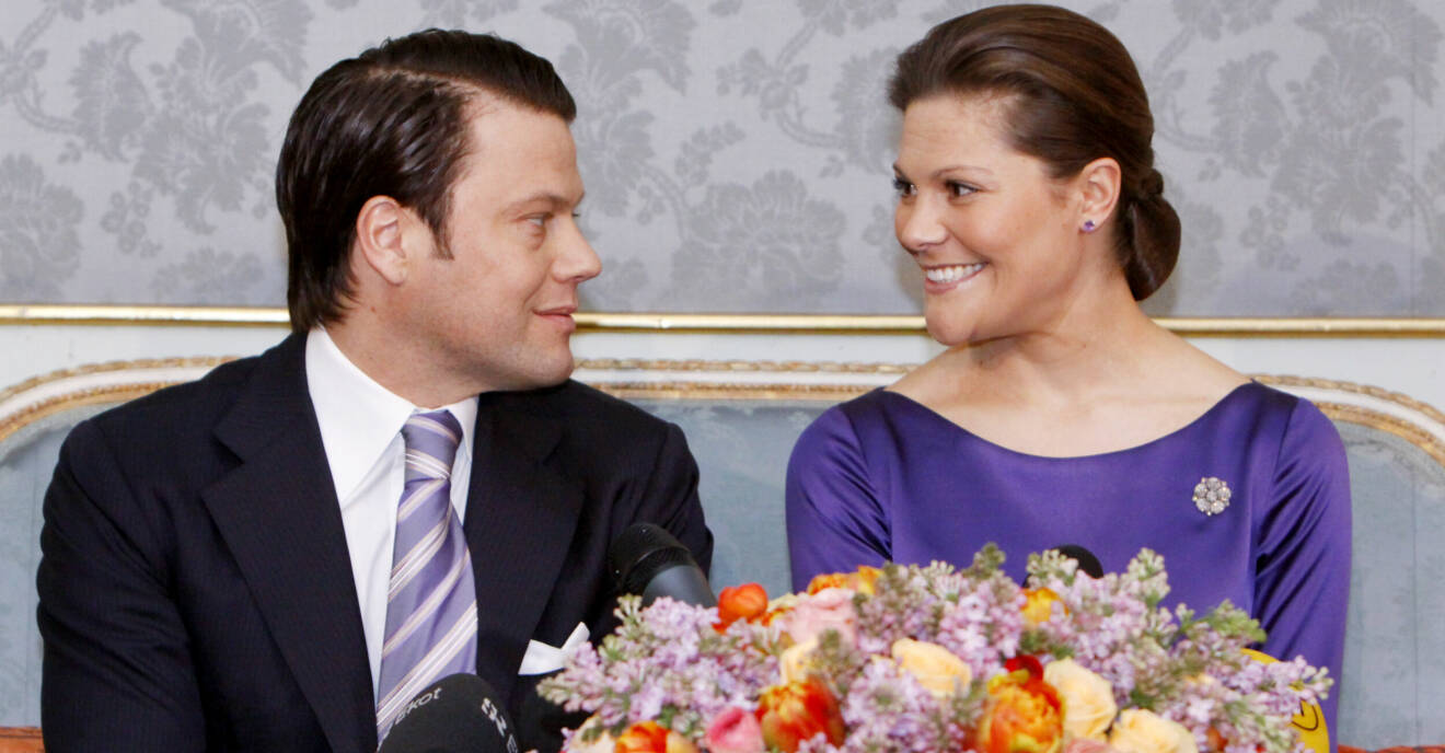 Kronprinsessan Victoria och Daniel Westling tillkännager sin förlovning i prinsessan Sibyllas våning på slottet i Stockholm år 2009