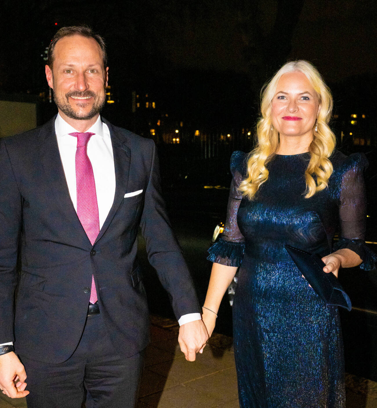 Kronprins Haakon och kronprinsessan Mette-Marit hand i hand