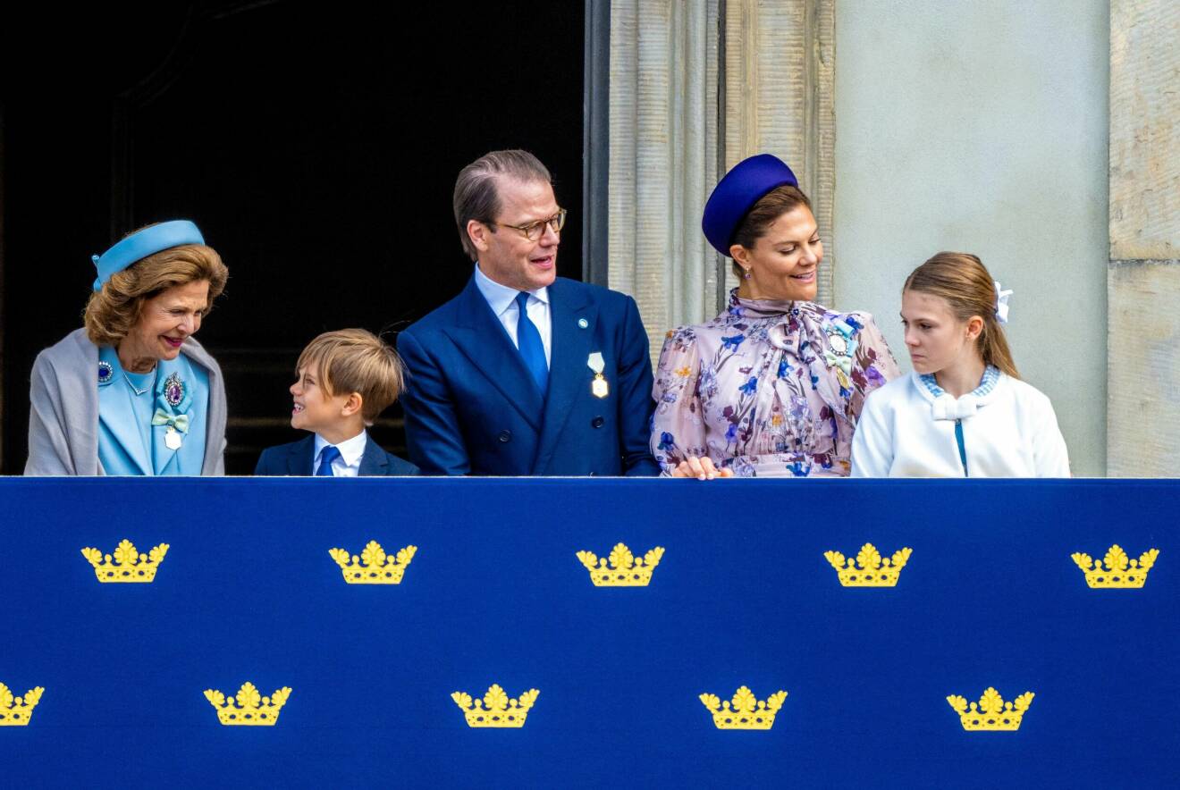 Drottning Silvia, prins Oscar, prins Daniel, kronprinsessan Victoria och prinsessan Estelle på balkongen