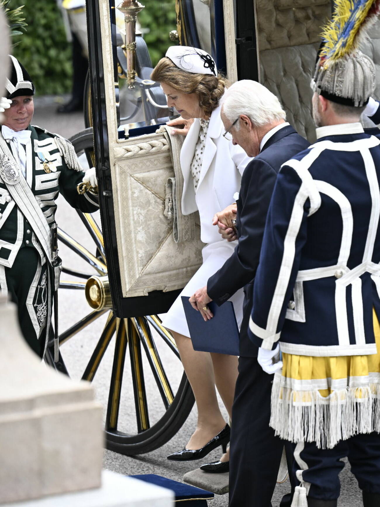 Kungen och drottning Silvia stiger ur Sjuglasvagnen vid Riksmötet 2023