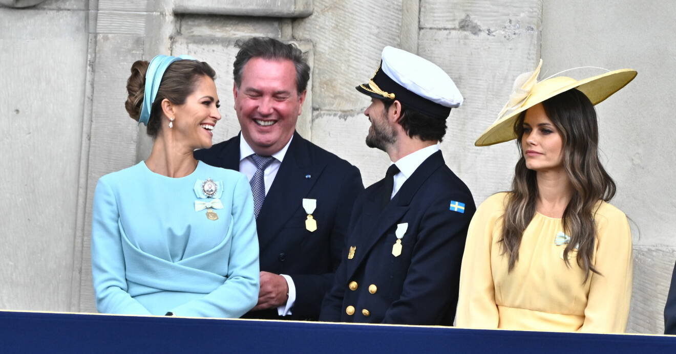 Prinsessan Madeleine, Chris O'Neill, prins Carl Philip och prinsessan Sofia pratar glatt med varandra