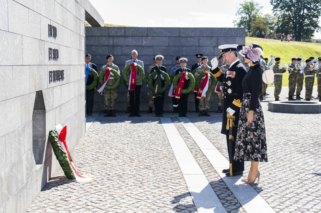 Kronprinsessan Mary och kronprins Frederik lägger ner en krans vid Flagdag for Danmarks udsendte 2023