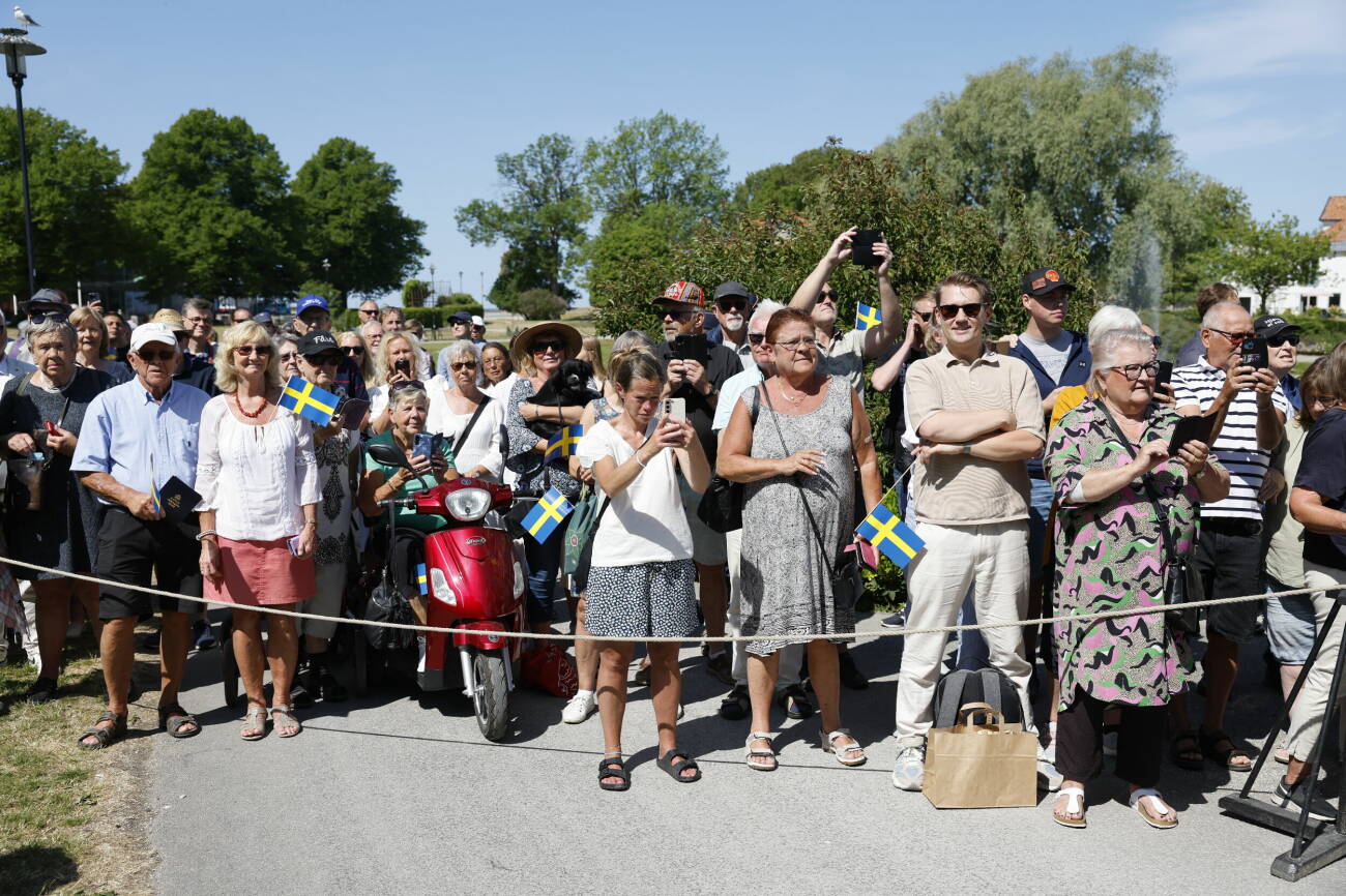 Kungen 50 år på tronen: Mycket folk i Almedalen under kungaparets besök i Visby