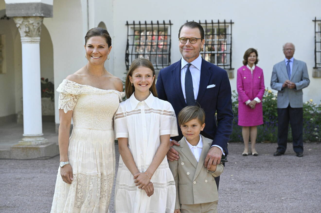Kronprinsessan Victoria tillsammmans med prins Daniel, prinsessan Estelle och prins Oscar och i bakgrunden kung Carl Gustaf och drottning Silvia i samband med firandet av kronprinsessan Victorias födelsedag på Sollidens slott på Öland.