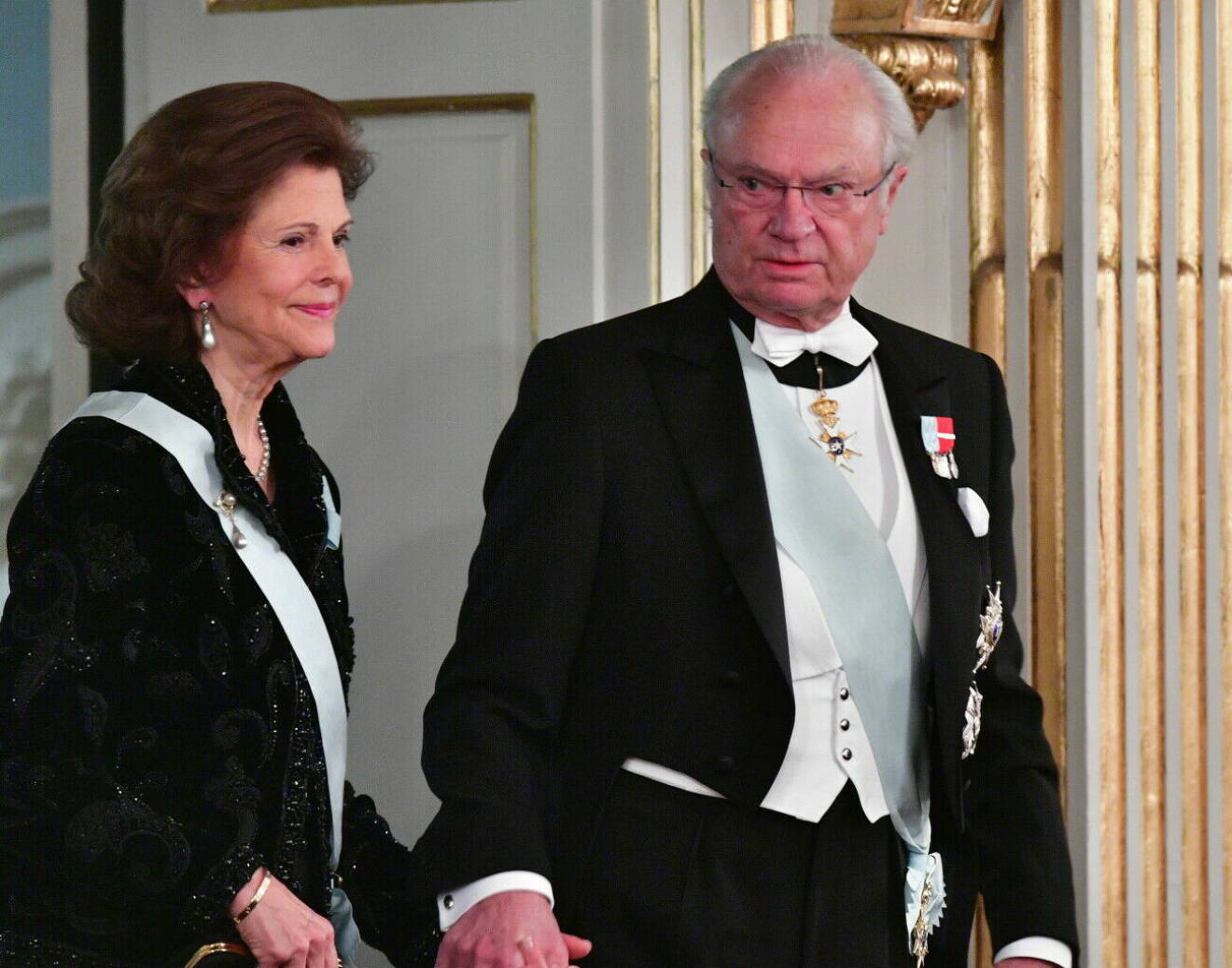 Drottning Silvia och kungen, hand i hand