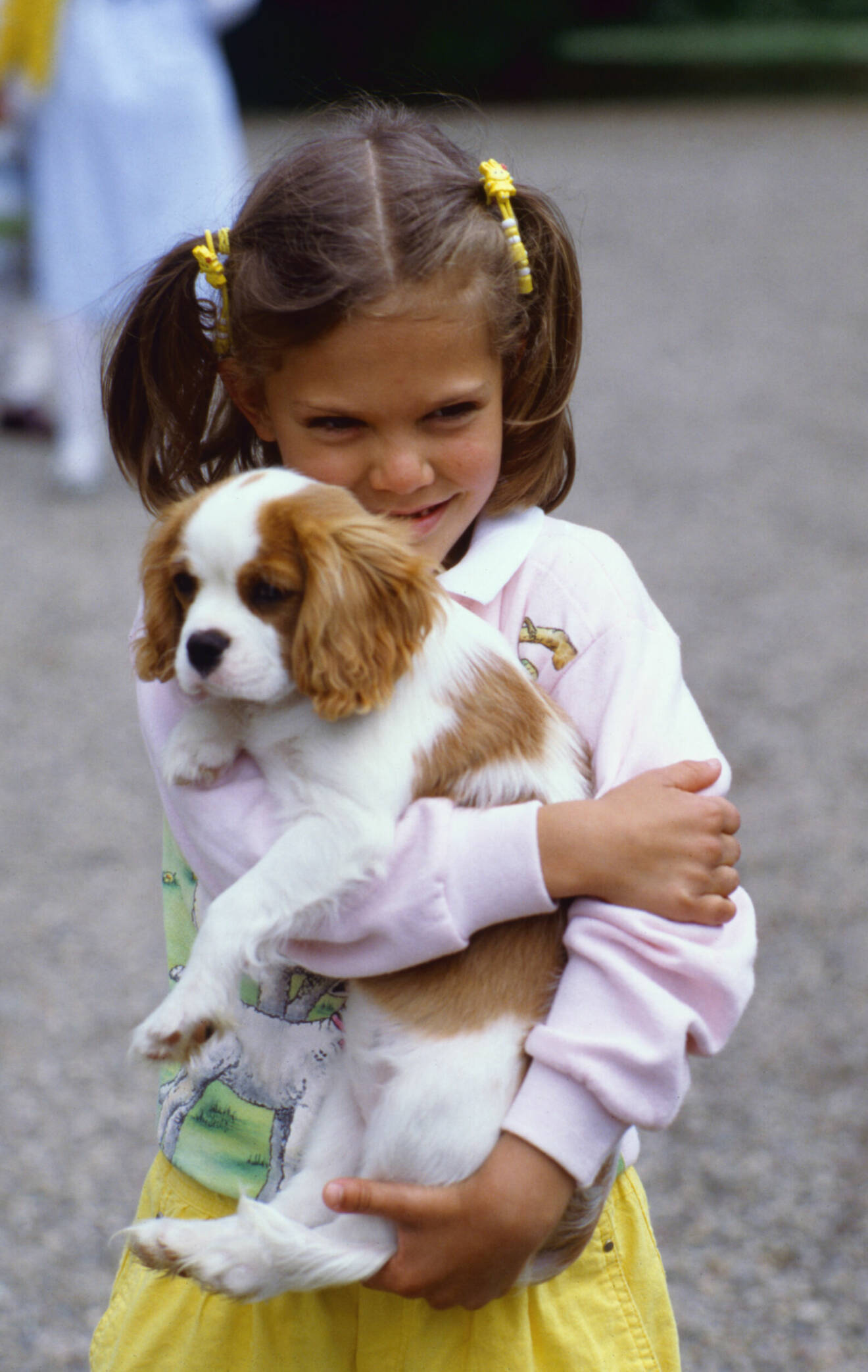 Kronprinsessan Victoria som sjuåring med hunden Sissi i famnen