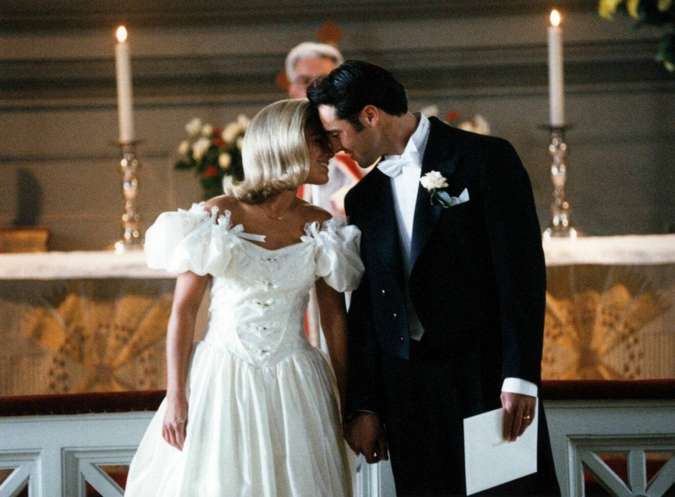 Pernilla Wahlgren kysser Emilio Ingrosso på deras bröllop 1993